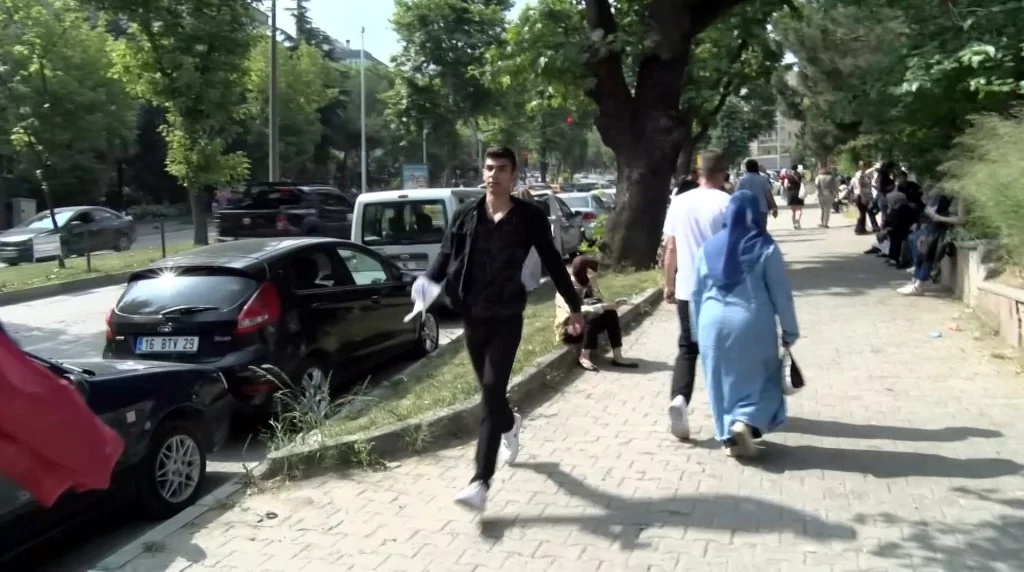 Bursa'dan YKS manzaraları! Geç kalanlar kapıda kaldı