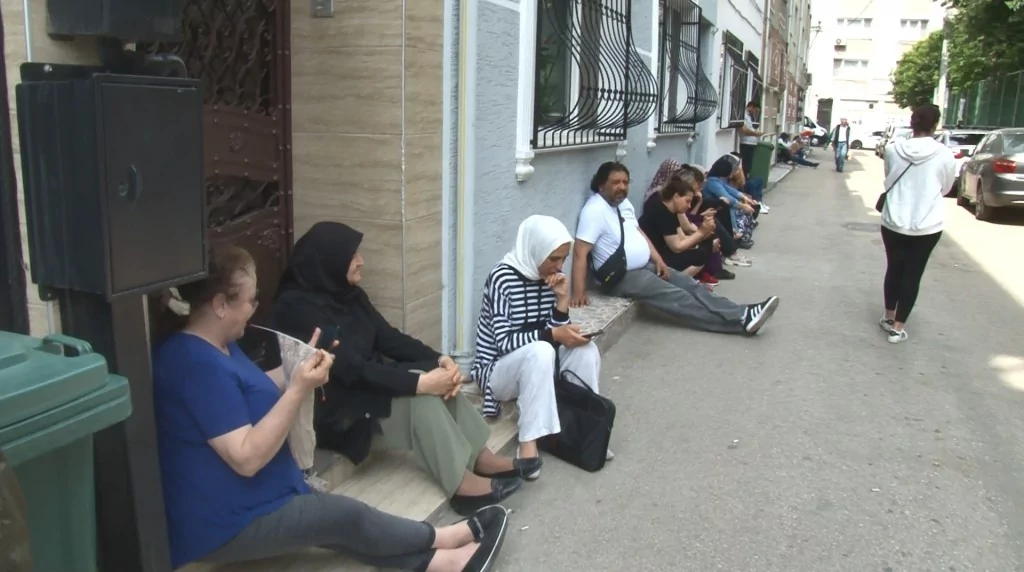 Bursa'dan YKS manzaraları! Geç kalanlar kapıda kaldı