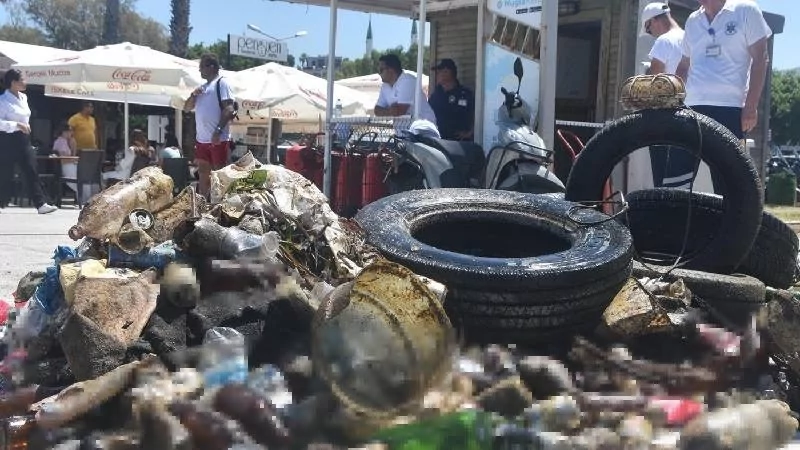 Bodrum'da denizden yarım ton atık çıkarıldı