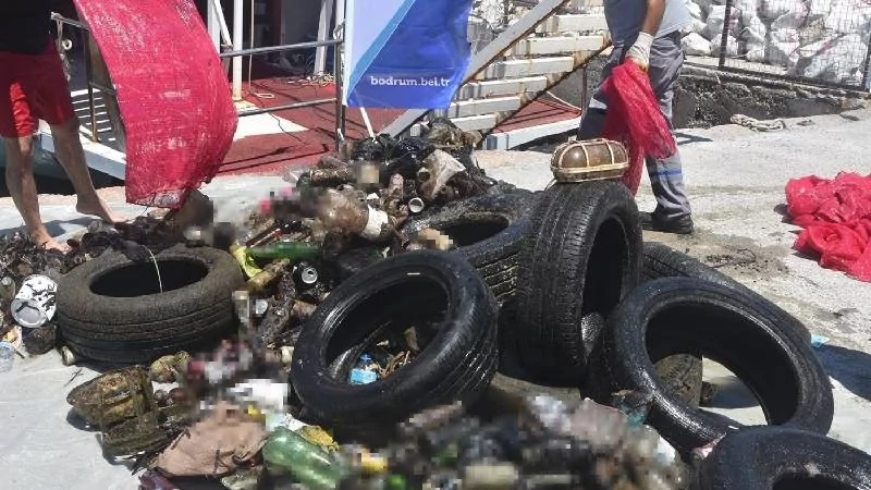 Bodrum'da denizden yarım ton atık çıkarıldı