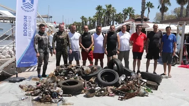 Bodrum'da denizden yarım ton atık çıkarıldı