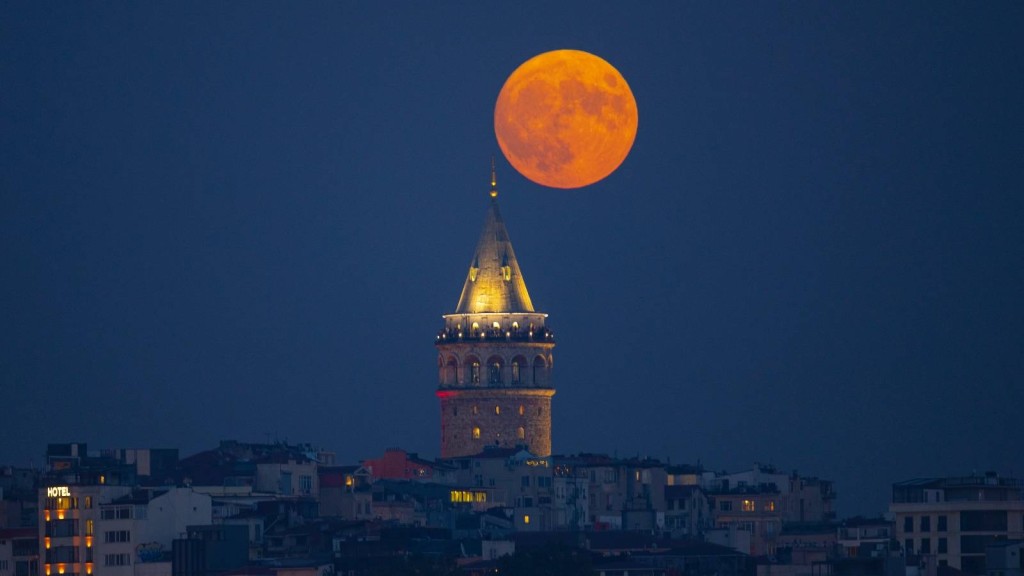 İstanbul'da "Süper Ay" manzaraları şölen yarattı