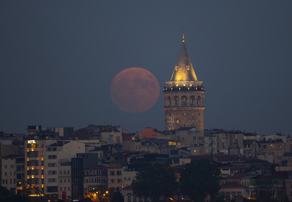 İstanbul'da "Süper Ay" manzaraları şölen yarattı