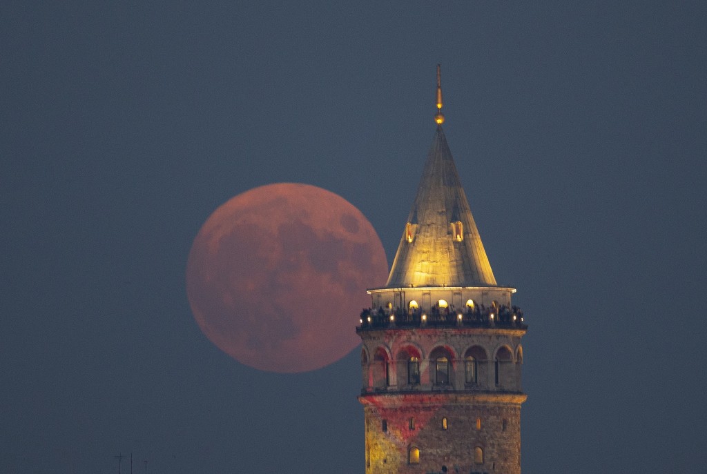İstanbul'da "Süper Ay" manzaraları şölen yarattı