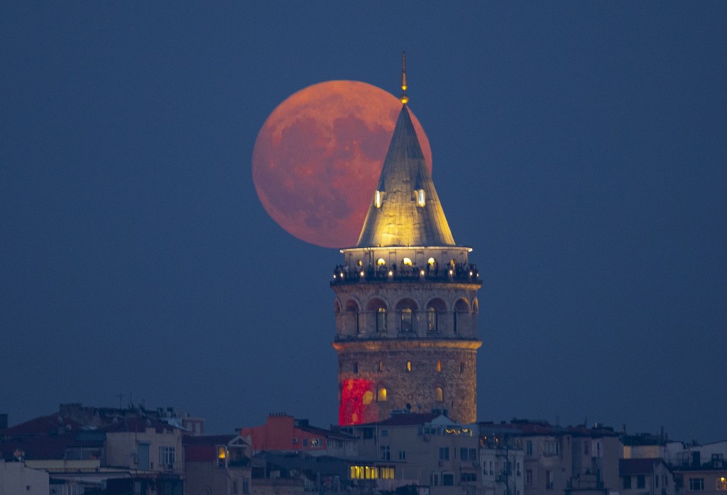 İstanbul'da "Süper Ay" manzaraları şölen yarattı