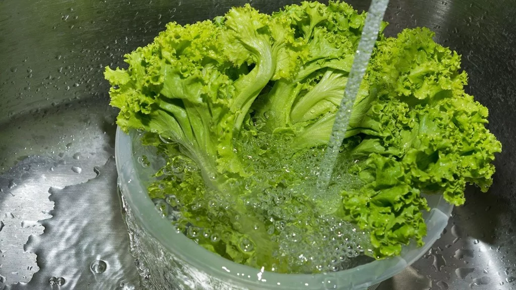 Meyve ve sebzeleri böyle yıkayın!