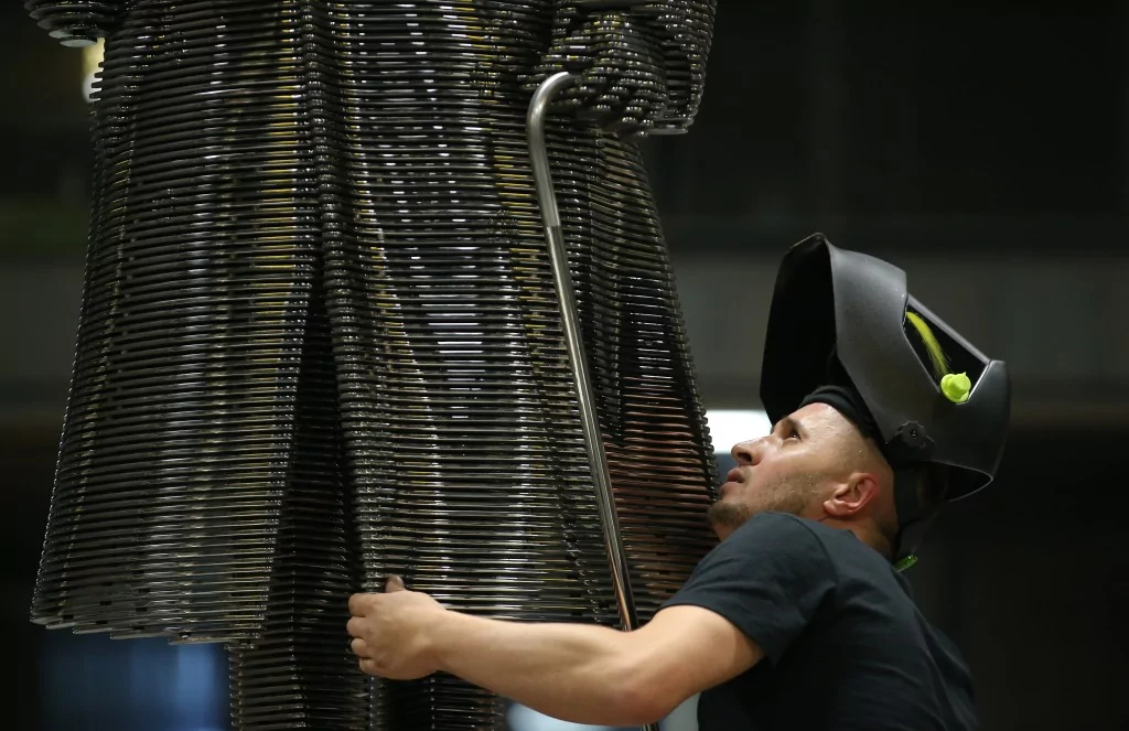 Atatürk'ün TBMM'nin açılışındaki selamlama fotoğrafı Bursa'da çelik heykelle ölümsüzleştirildi