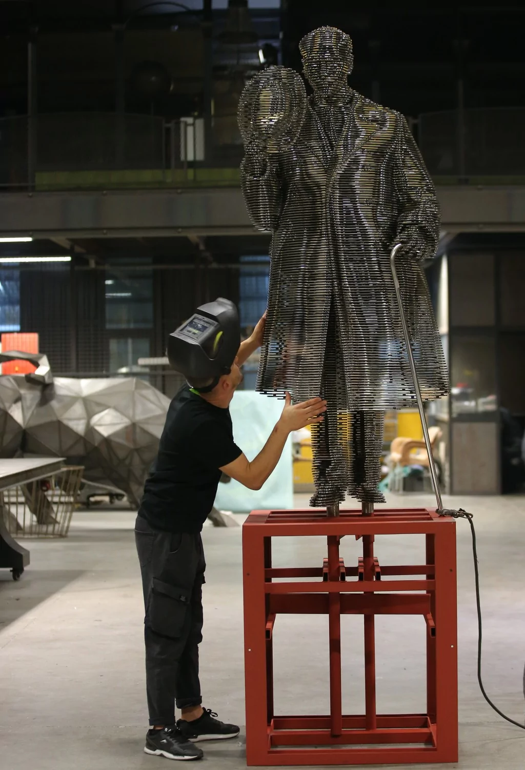 Atatürk'ün TBMM'nin açılışındaki selamlama fotoğrafı Bursa'da çelik heykelle ölümsüzleştirildi