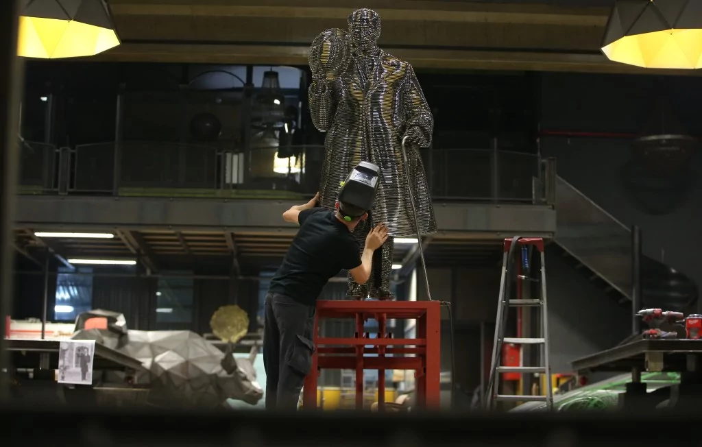 Atatürk'ün TBMM'nin açılışındaki selamlama fotoğrafı Bursa'da çelik heykelle ölümsüzleştirildi