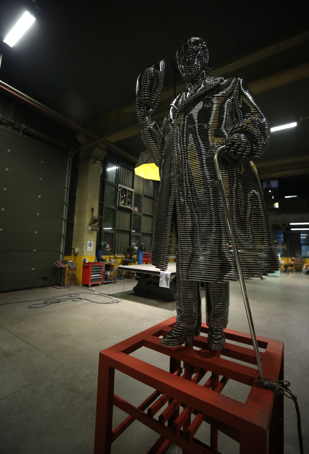 Atatürk'ün TBMM'nin açılışındaki selamlama fotoğrafı Bursa'da çelik heykelle ölümsüzleştirildi