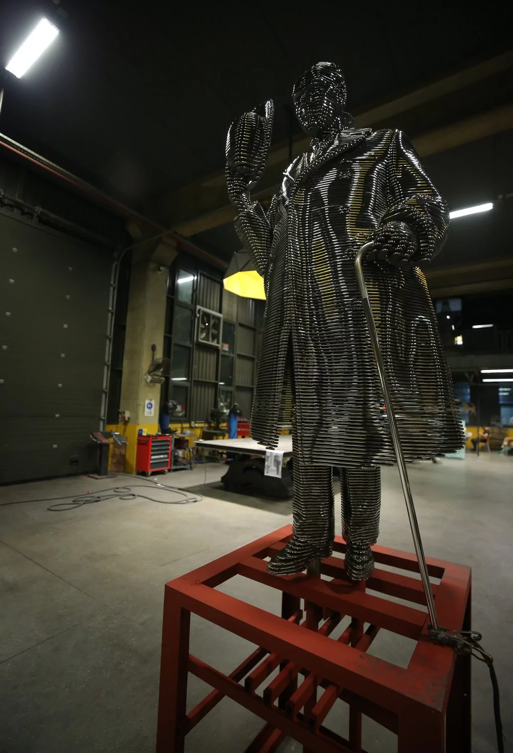 Atatürk'ün TBMM'nin açılışındaki selamlama fotoğrafı Bursa'da çelik heykelle ölümsüzleştirildi