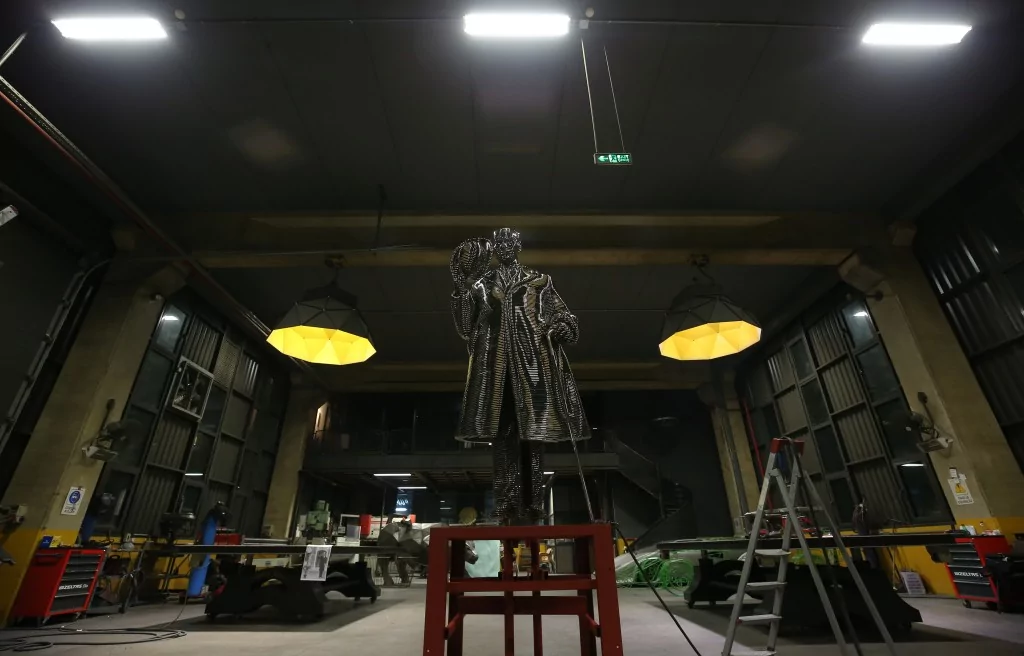 Atatürk'ün TBMM'nin açılışındaki selamlama fotoğrafı Bursa'da çelik heykelle ölümsüzleştirildi