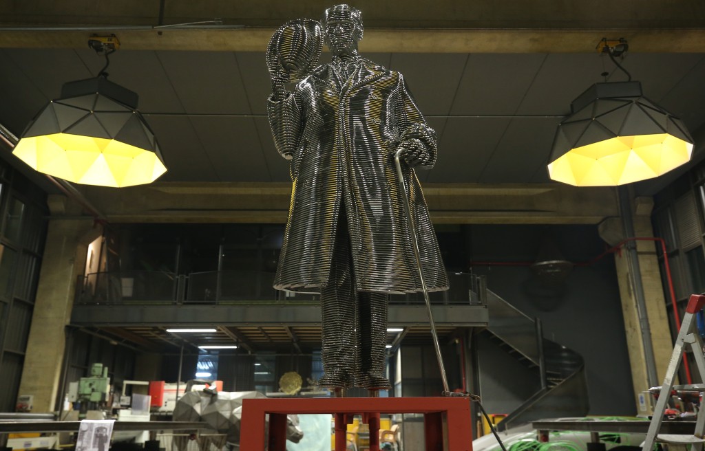 Atatürk'ün TBMM'nin açılışındaki selamlama fotoğrafı Bursa'da çelik heykelle ölümsüzleştirildi