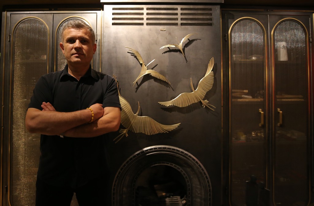 Atatürk'ün TBMM'nin açılışındaki selamlama fotoğrafı Bursa'da çelik heykelle ölümsüzleştirildi