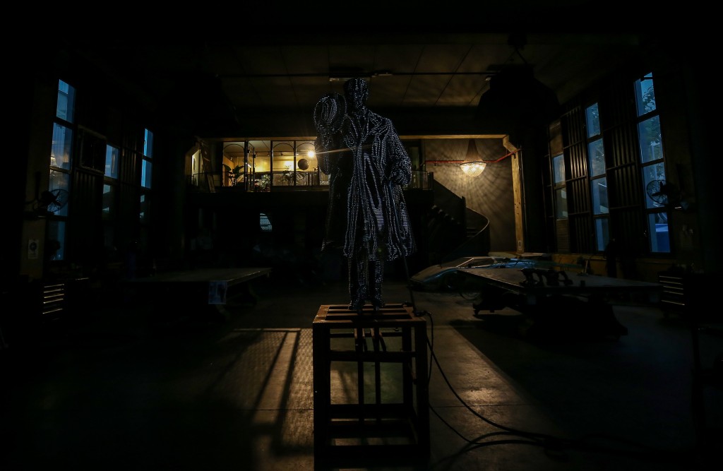 Atatürk'ün TBMM'nin açılışındaki selamlama fotoğrafı Bursa'da çelik heykelle ölümsüzleştirildi