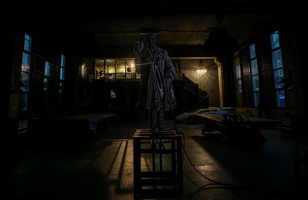 Atatürk'ün TBMM'nin açılışındaki selamlama fotoğrafı Bursa'da çelik heykelle ölümsüzleştirildi