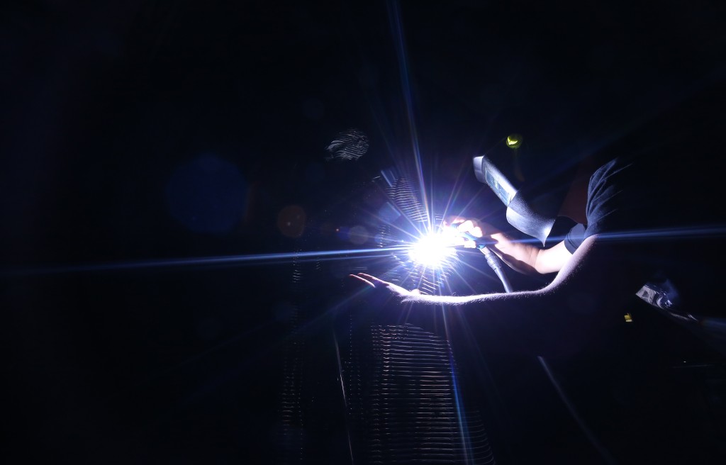 Atatürk'ün TBMM'nin açılışındaki selamlama fotoğrafı Bursa'da çelik heykelle ölümsüzleştirildi