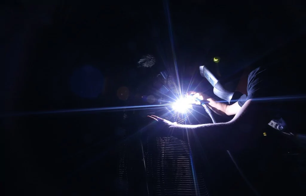 Atatürk'ün TBMM'nin açılışındaki selamlama fotoğrafı Bursa'da çelik heykelle ölümsüzleştirildi