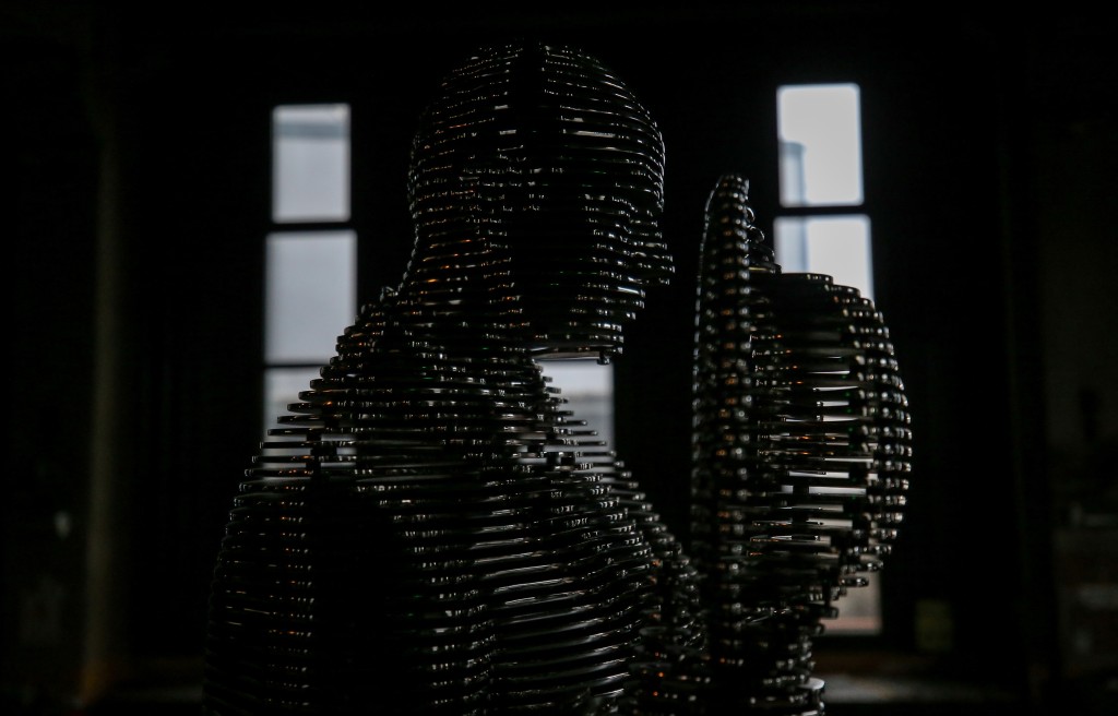 Atatürk'ün TBMM'nin açılışındaki selamlama fotoğrafı Bursa'da çelik heykelle ölümsüzleştirildi