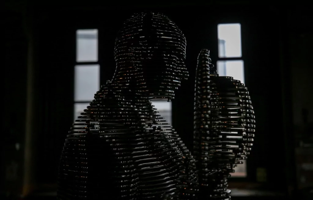 Atatürk'ün TBMM'nin açılışındaki selamlama fotoğrafı Bursa'da çelik heykelle ölümsüzleştirildi