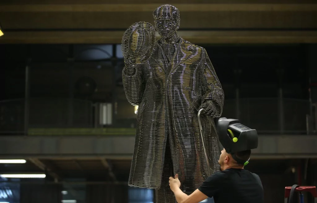 Atatürk'ün TBMM'nin açılışındaki selamlama fotoğrafı Bursa'da çelik heykelle ölümsüzleştirildi