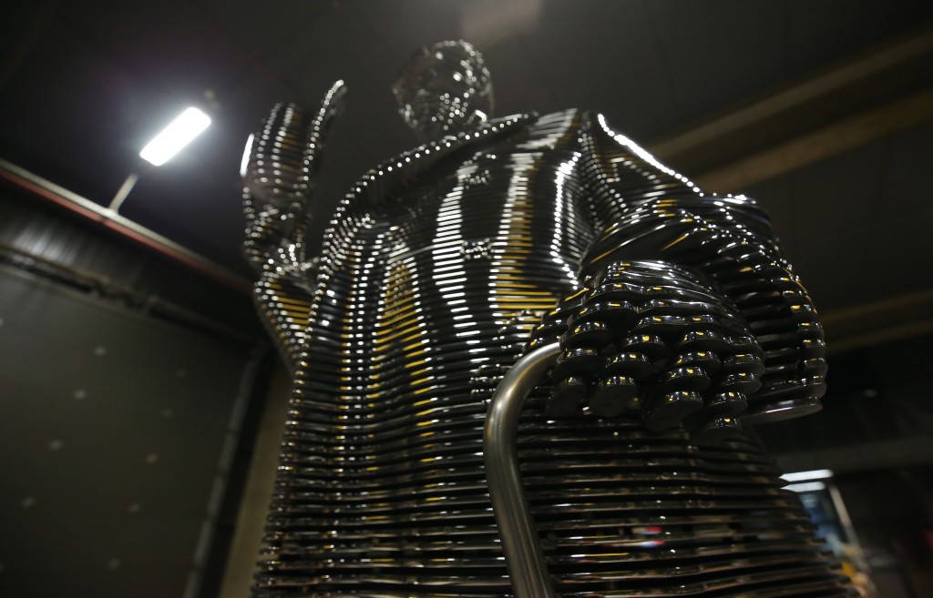 Atatürk'ün TBMM'nin açılışındaki selamlama fotoğrafı Bursa'da çelik heykelle ölümsüzleştirildi