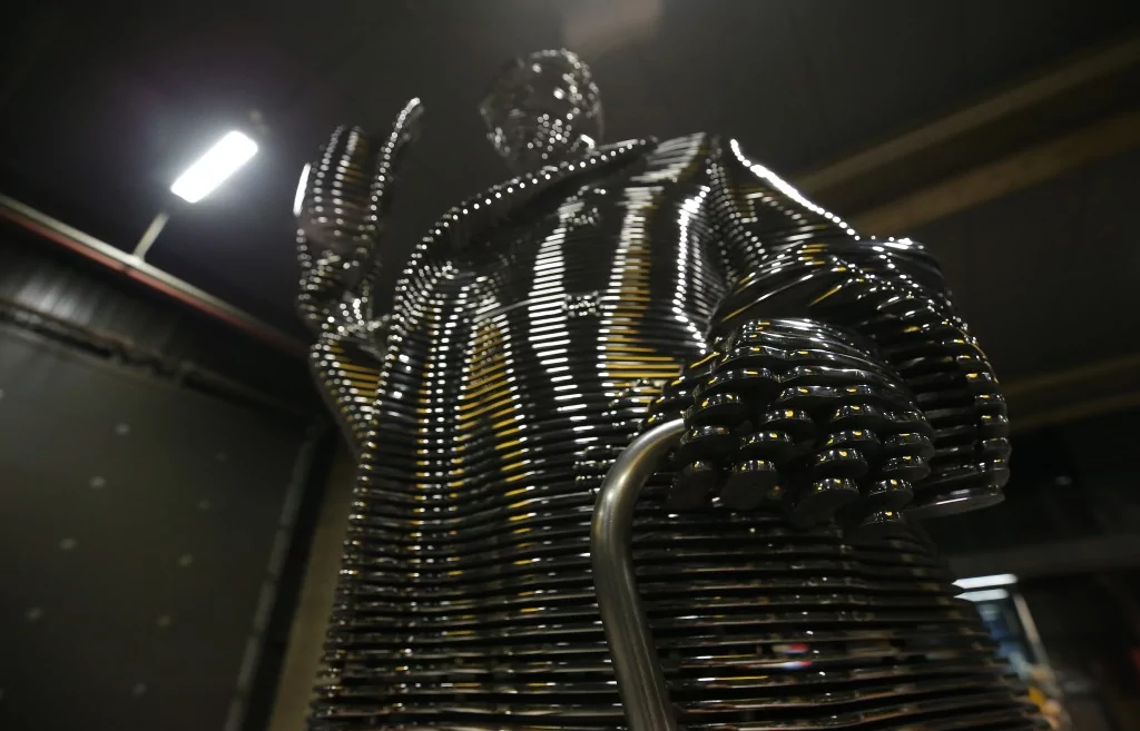 Atatürk'ün TBMM'nin açılışındaki selamlama fotoğrafı Bursa'da çelik heykelle ölümsüzleştirildi