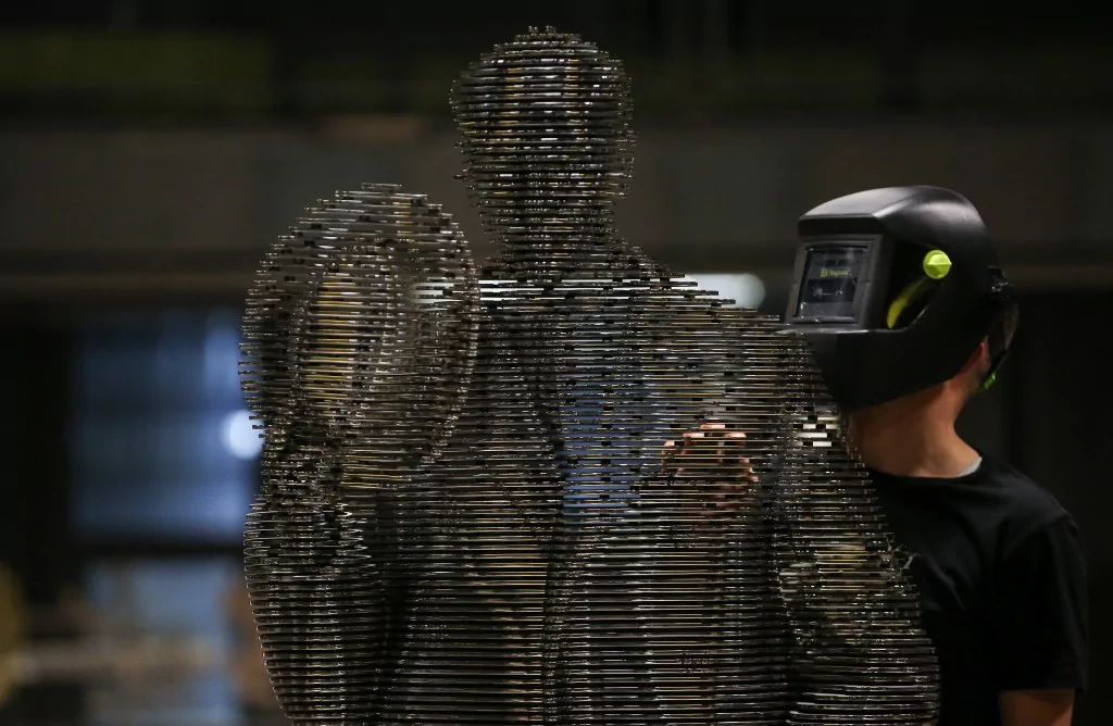 Atatürk'ün TBMM'nin açılışındaki selamlama fotoğrafı Bursa'da çelik heykelle ölümsüzleştirildi