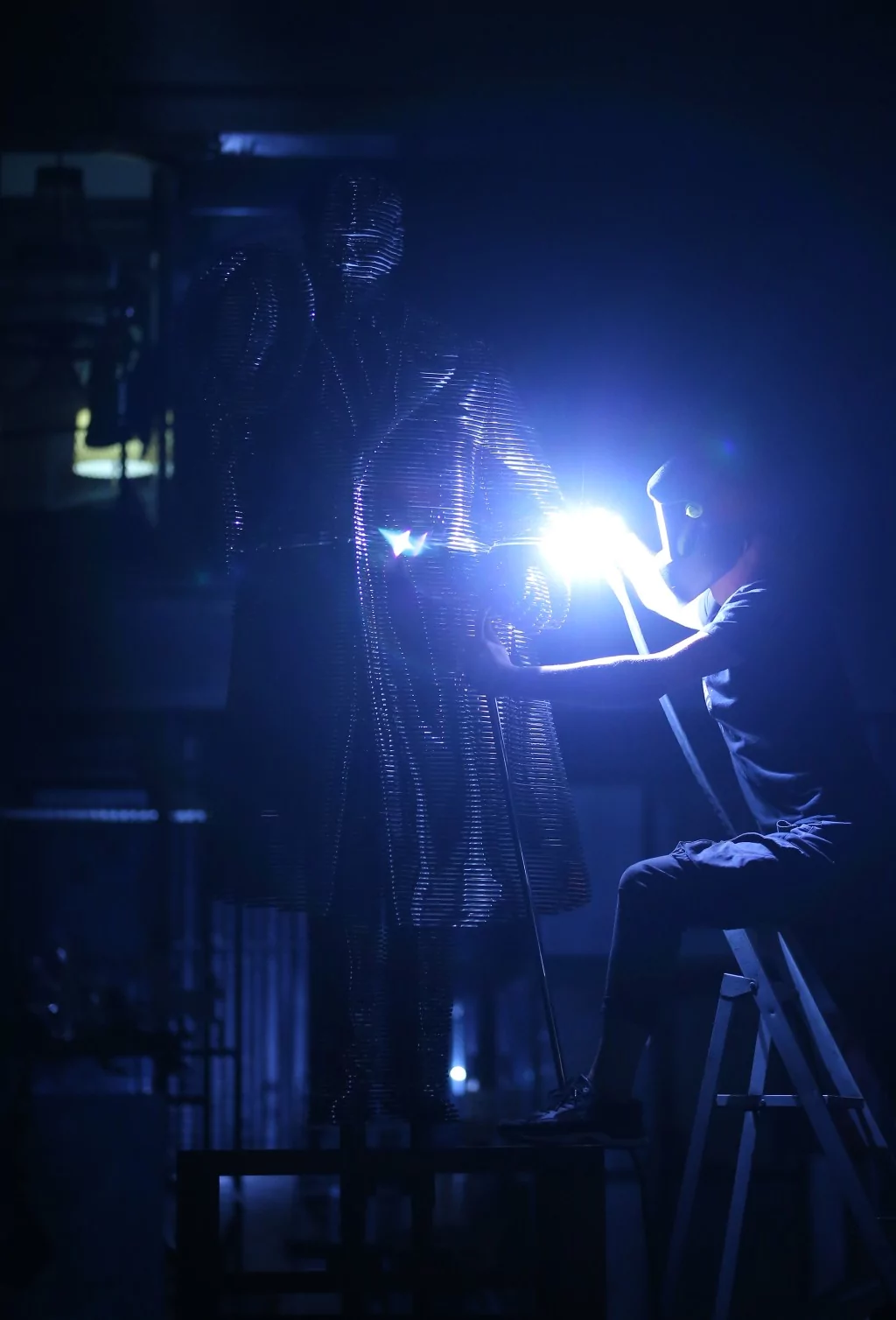 Atatürk'ün TBMM'nin açılışındaki selamlama fotoğrafı Bursa'da çelik heykelle ölümsüzleştirildi