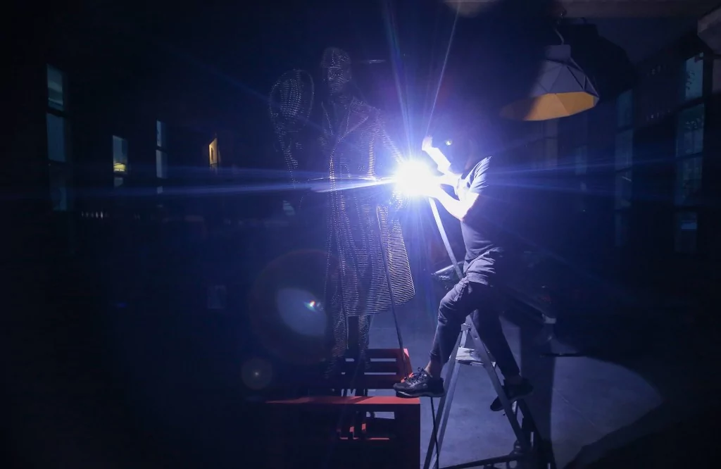 Atatürk'ün TBMM'nin açılışındaki selamlama fotoğrafı Bursa'da çelik heykelle ölümsüzleştirildi