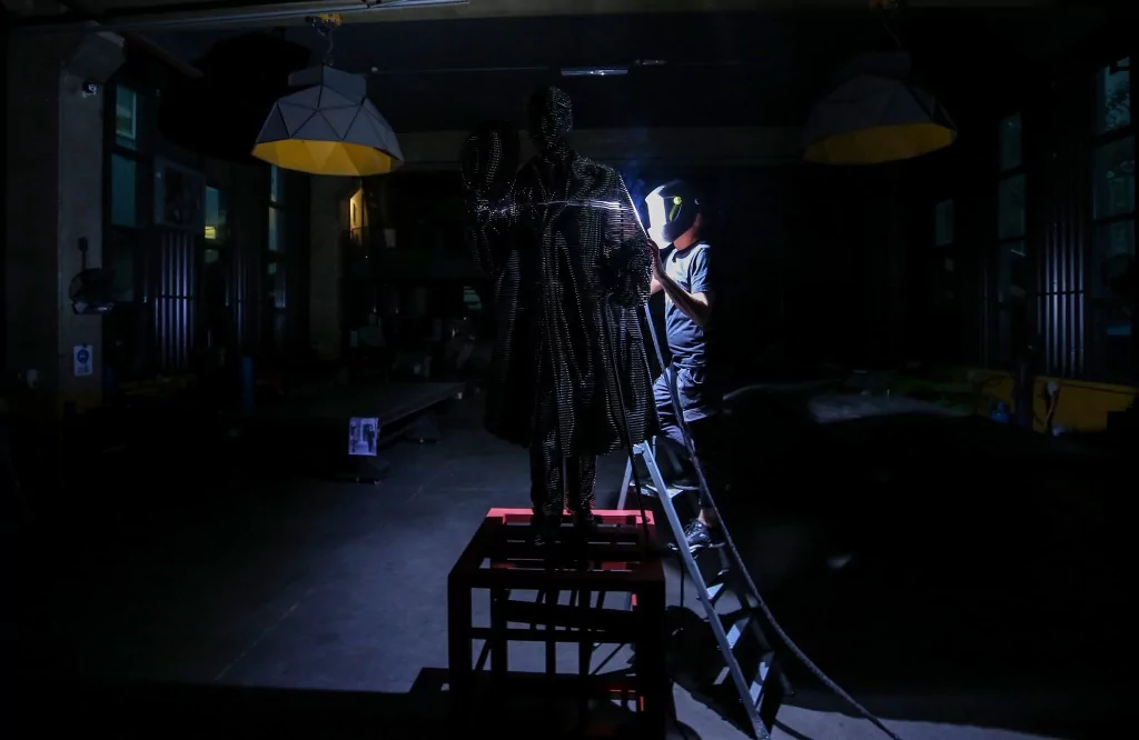 Atatürk'ün TBMM'nin açılışındaki selamlama fotoğrafı Bursa'da çelik heykelle ölümsüzleştirildi