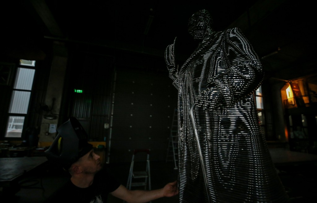 Atatürk'ün TBMM'nin açılışındaki selamlama fotoğrafı Bursa'da çelik heykelle ölümsüzleştirildi