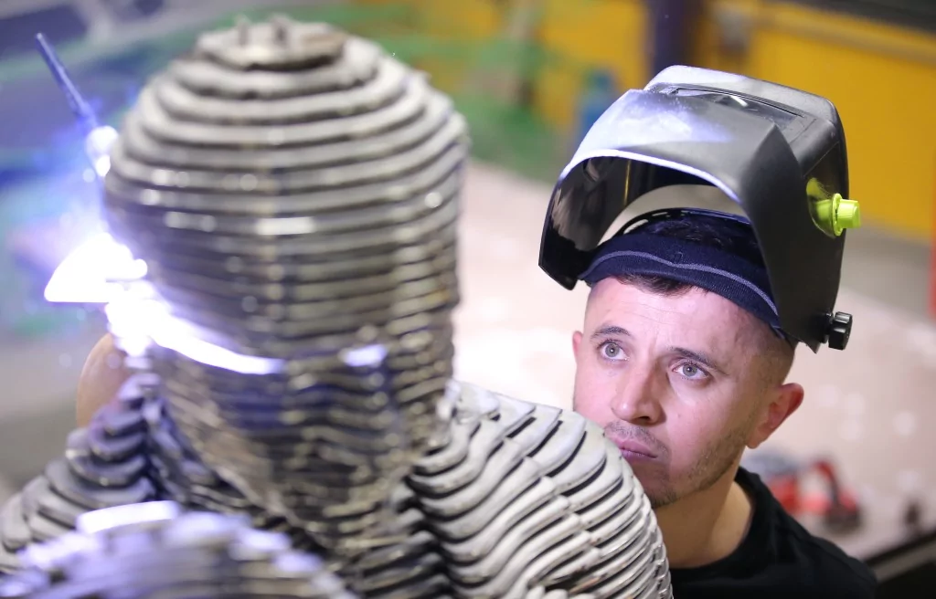 Atatürk'ün TBMM'nin açılışındaki selamlama fotoğrafı Bursa'da çelik heykelle ölümsüzleştirildi