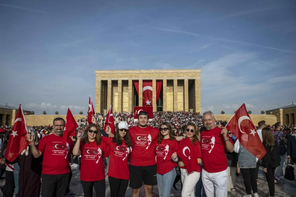 Cumhuriyetin 100. yaş gününde Anıtkabir'de sevgi seli: Milyonlar Ata'sını unutmadı
