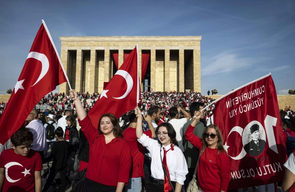 Cumhuriyetin 100. yaş gününde Anıtkabir'de sevgi seli: Milyonlar Ata'sını unutmadı