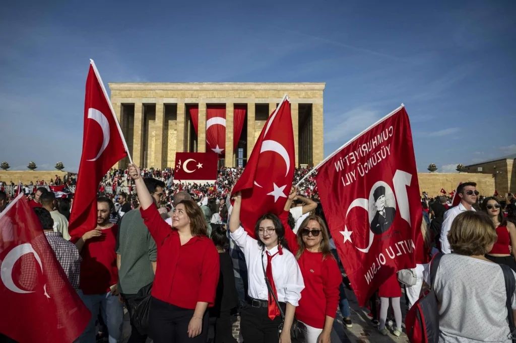 Cumhuriyetin 100. yaş gününde Anıtkabir'de sevgi seli: Milyonlar Ata'sını unutmadı