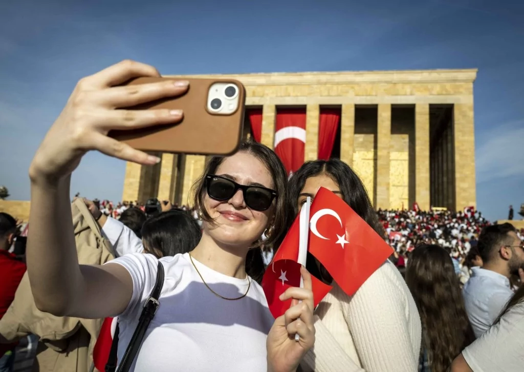 Cumhuriyetin 100. yaş gününde Anıtkabir'de sevgi seli: Milyonlar Ata'sını unutmadı