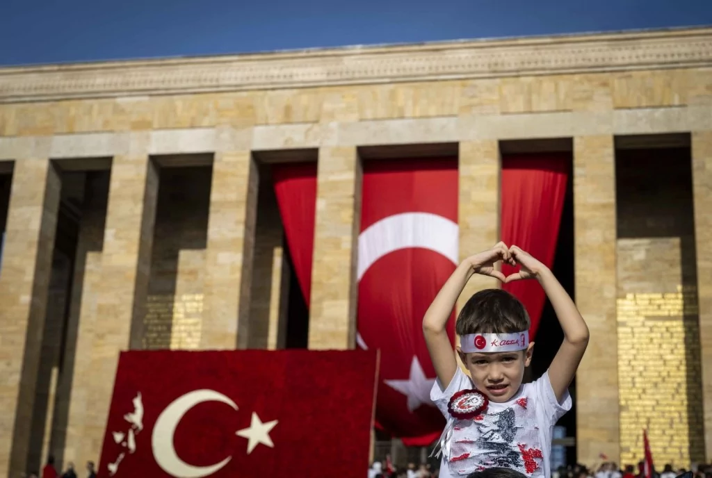 Cumhuriyetin 100. yaş gününde Anıtkabir'de sevgi seli: Milyonlar Ata'sını unutmadı
