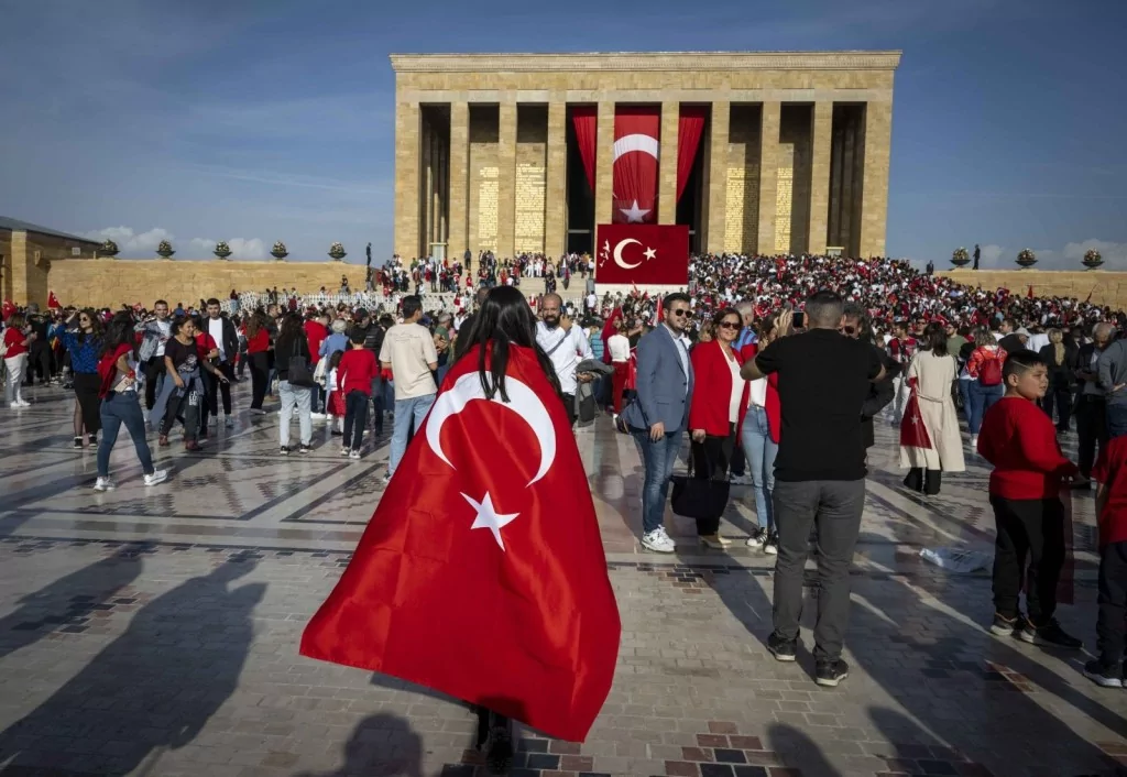 Cumhuriyetin 100. yaş gününde Anıtkabir'de sevgi seli: Milyonlar Ata'sını unutmadı