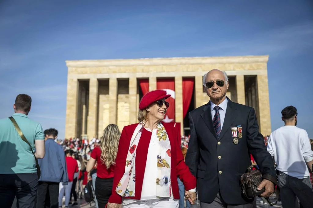 Cumhuriyetin 100. yaş gününde Anıtkabir'de sevgi seli: Milyonlar Ata'sını unutmadı