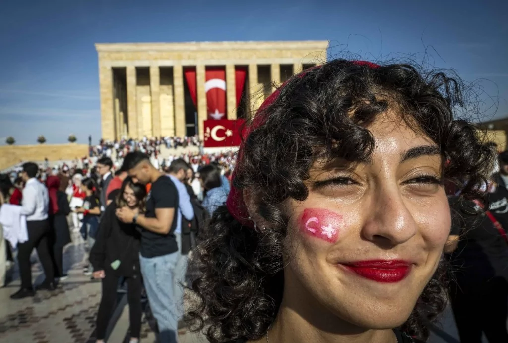 Cumhuriyetin 100. yaş gününde Anıtkabir'de sevgi seli: Milyonlar Ata'sını unutmadı