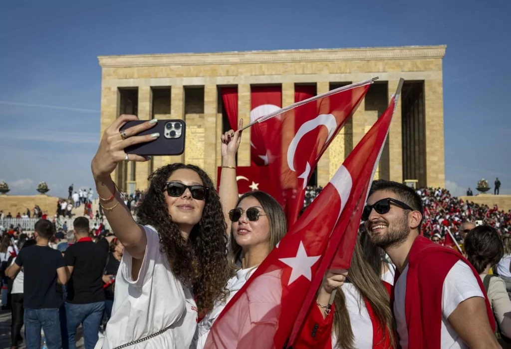 Cumhuriyetin 100. yaş gününde Anıtkabir'de sevgi seli: Milyonlar Ata'sını unutmadı
