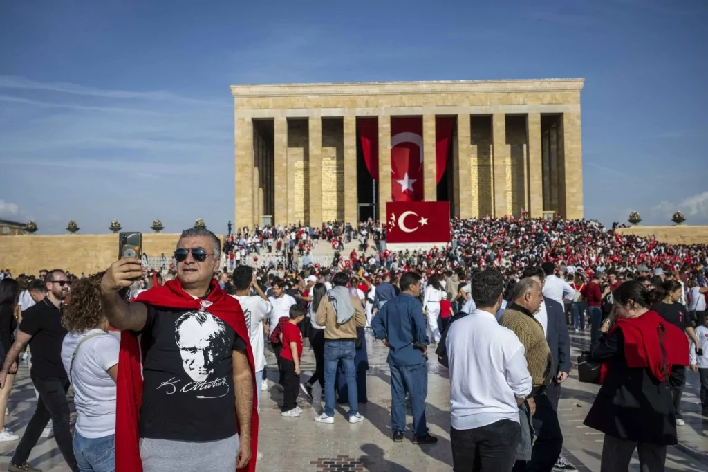 Cumhuriyetin 100. yaş gününde Anıtkabir'de sevgi seli: Milyonlar Ata'sını unutmadı