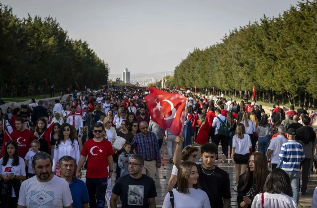 Cumhuriyetin 100. yaş gününde Anıtkabir'de sevgi seli: Milyonlar Ata'sını unutmadı