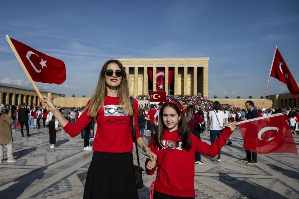 Cumhuriyetin 100. yaş gününde Anıtkabir'de sevgi seli: Milyonlar Ata'sını unutmadı