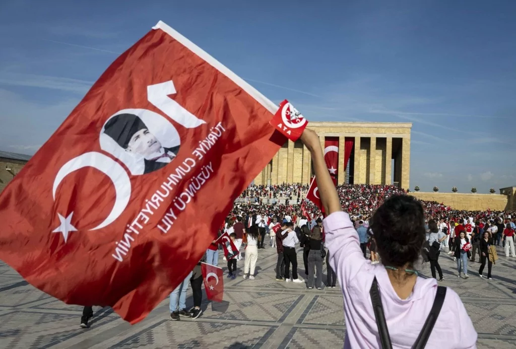 Cumhuriyetin 100. yaş gününde Anıtkabir'de sevgi seli: Milyonlar Ata'sını unutmadı