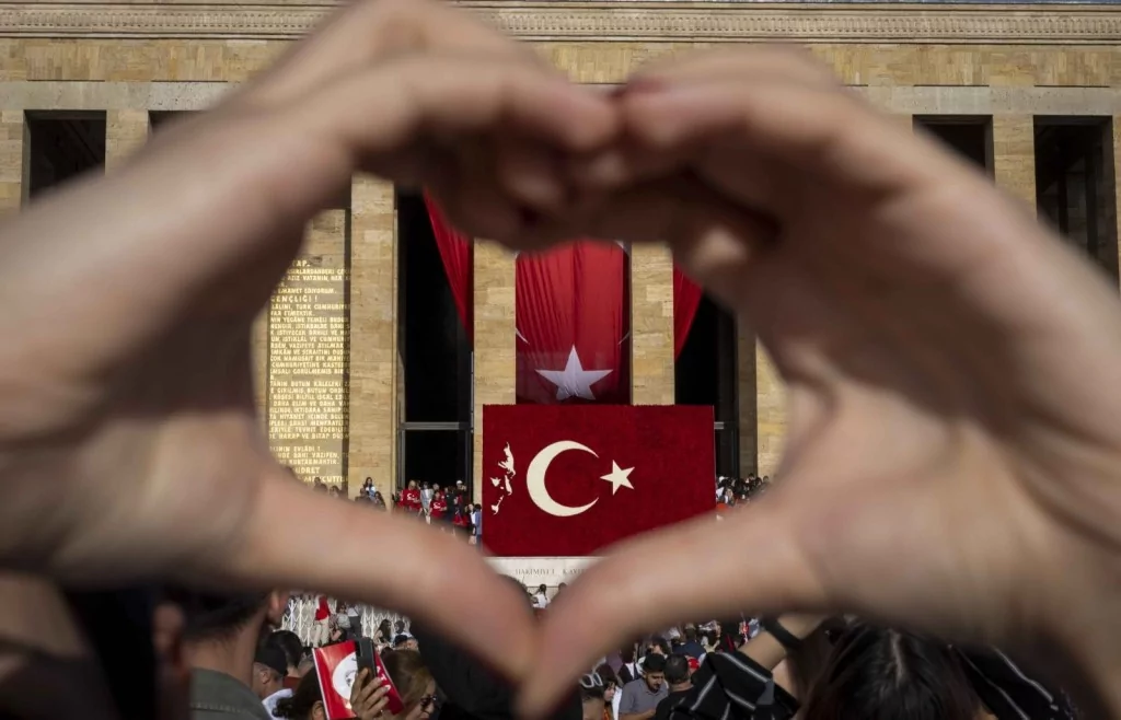 Cumhuriyetin 100. yaş gününde Anıtkabir'de sevgi seli: Milyonlar Ata'sını unutmadı