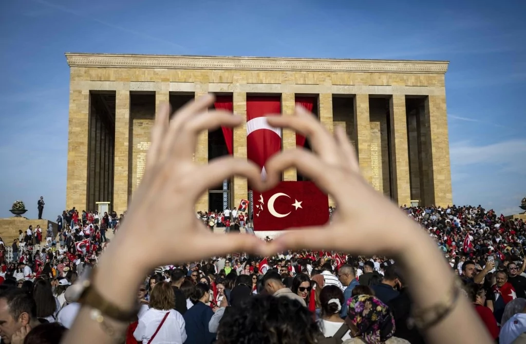 Cumhuriyetin 100. yaş gününde Anıtkabir'de sevgi seli: Milyonlar Ata'sını unutmadı