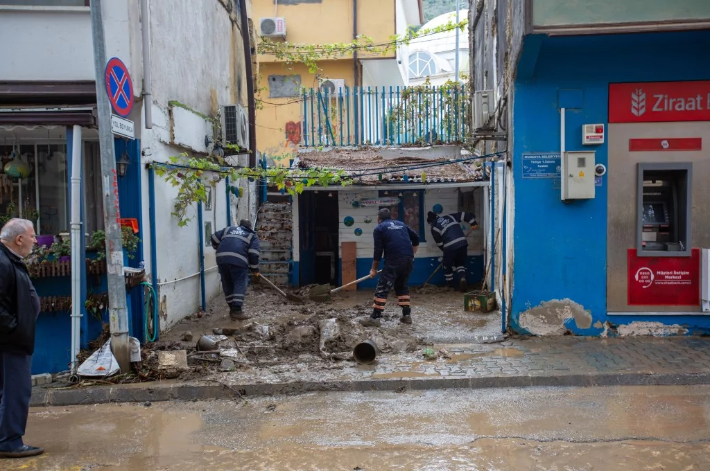 Bursa'da selden geriye kalan yıkımlar...