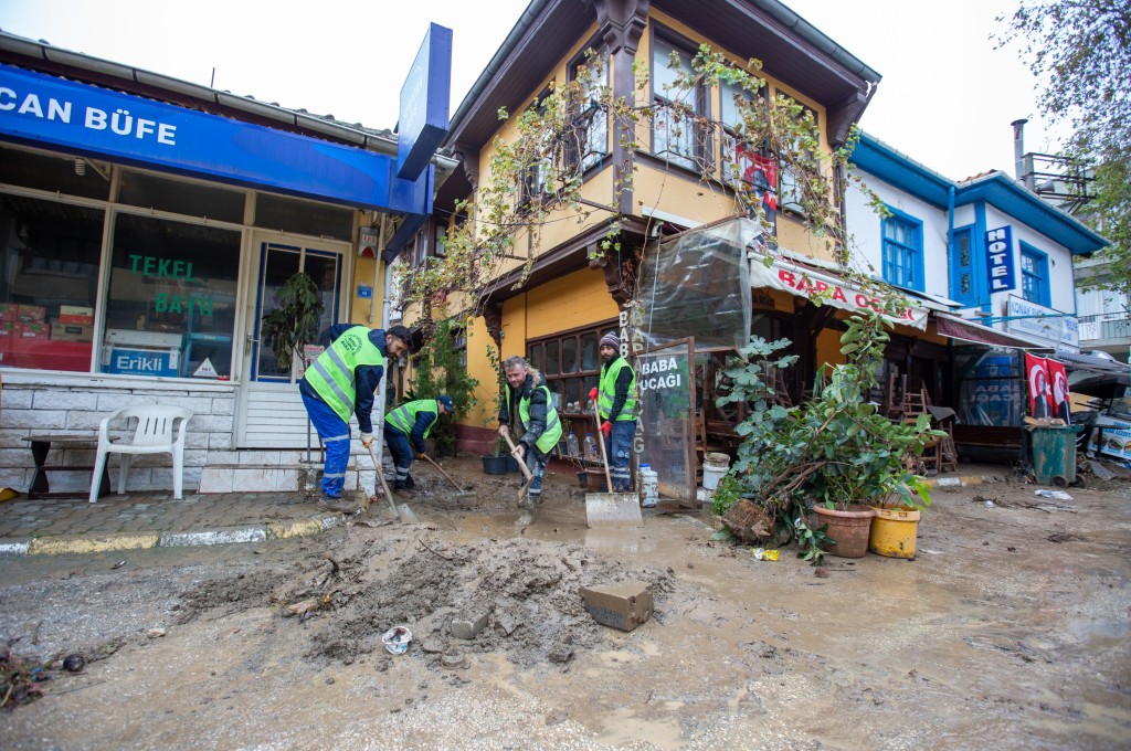 Bursa'da selden geriye kalan yıkımlar...